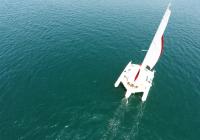 trimaran under sejl